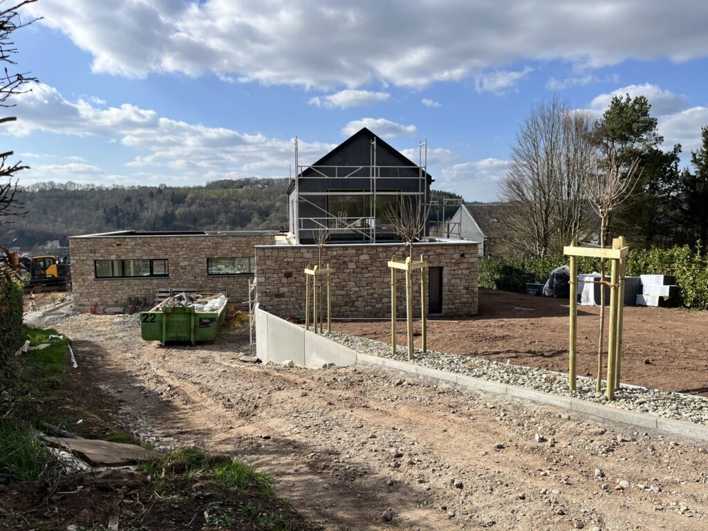 Construction contemporaine sur les hauteurs de Franchimont par YKAAR